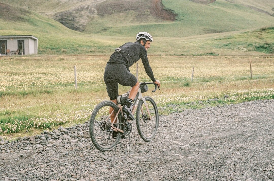 Gravelbike onderhoud in Venlo: monteur reinigt en smeert de ketting van een gravelfiets.