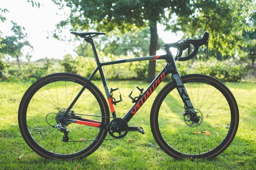 Onderhoud aan gravelbike in Venlo: monteur stelt versnellingen af op een werkstand.