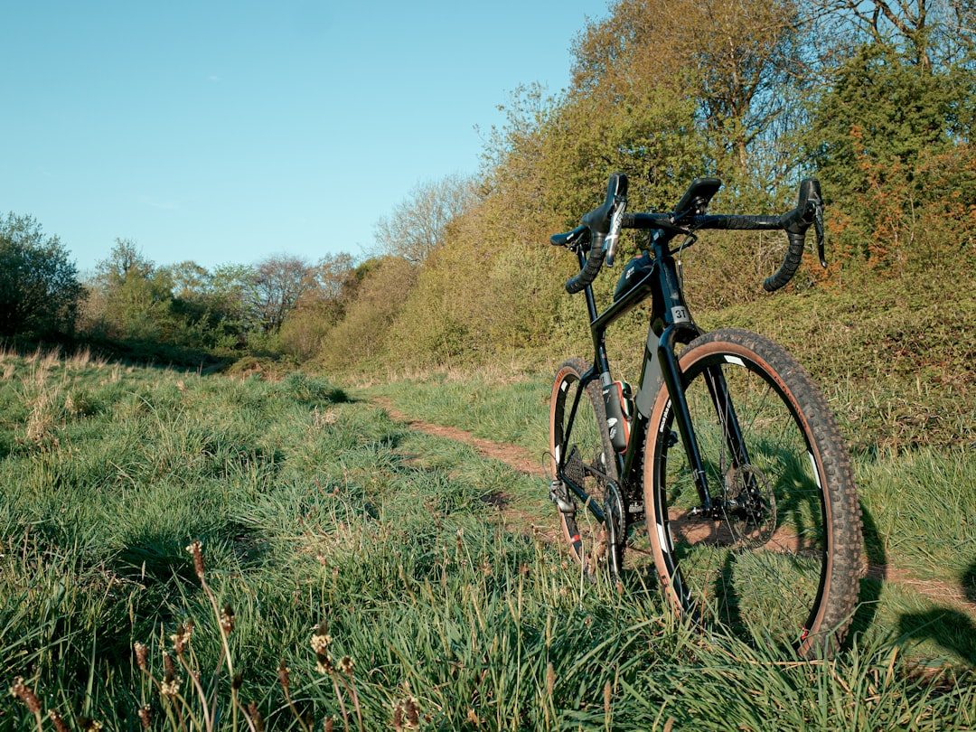 Detailopname van gravelbike onderhoud in Venlo, wiel wordt rechtgetrokken en gespaakt.