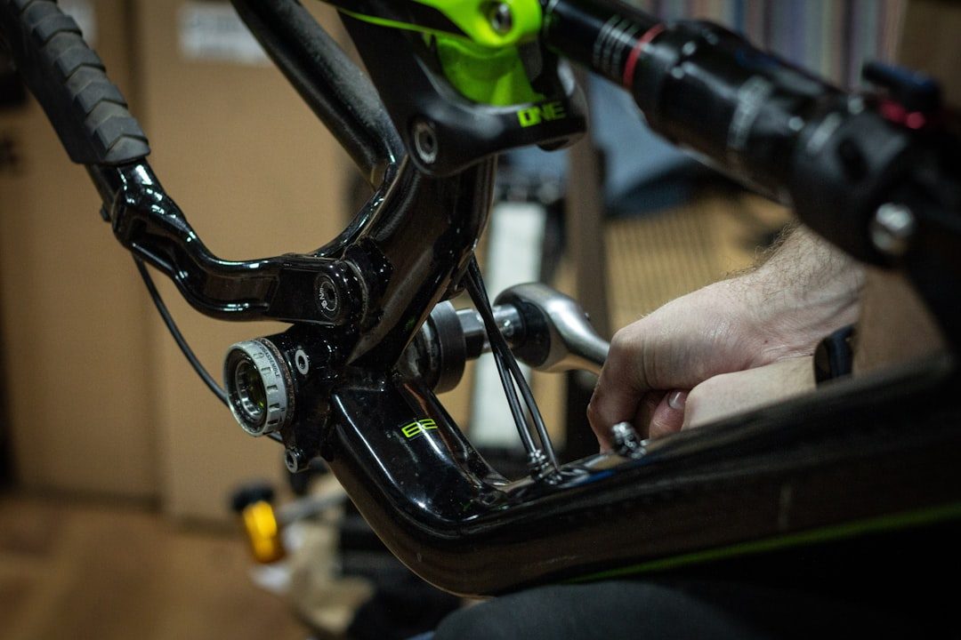 Gravelbike reparatie in Roermond: monteur stelt derailleur af in werkplaats