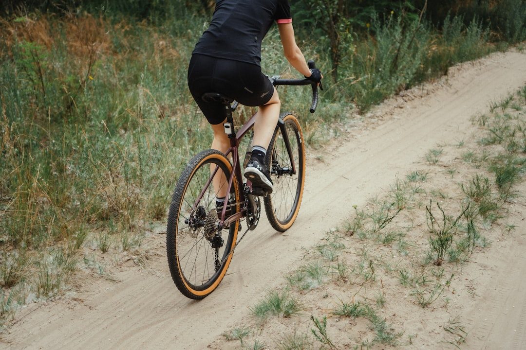Gravelbike reparatie in Roermond: monteur stelt derailleur af in werkplaats