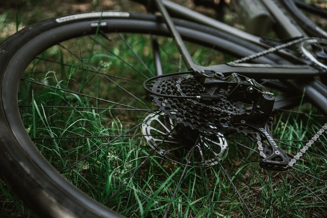 Fietsenmaker in Roermond controleert remmen van gravelbike tijdens reparatie