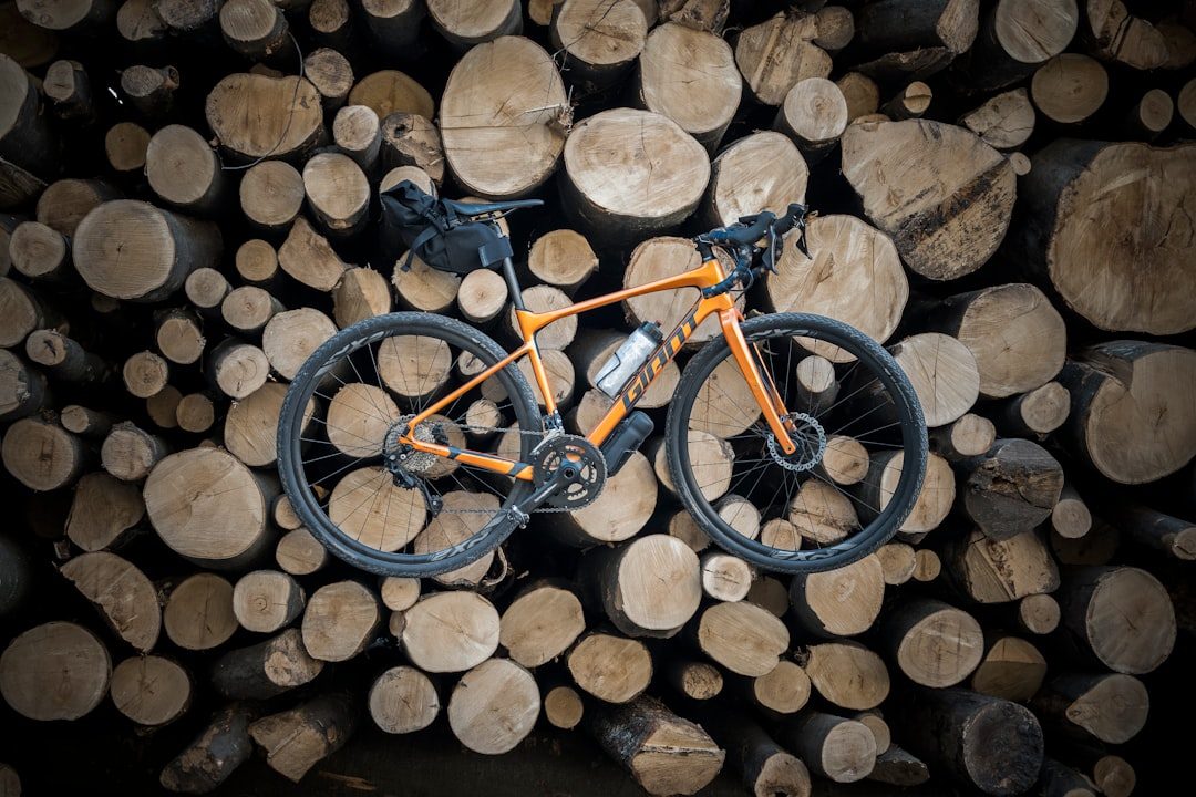 Gravelbike voor reparatie in Roermond op montagestandaard in fietsenwinkel
