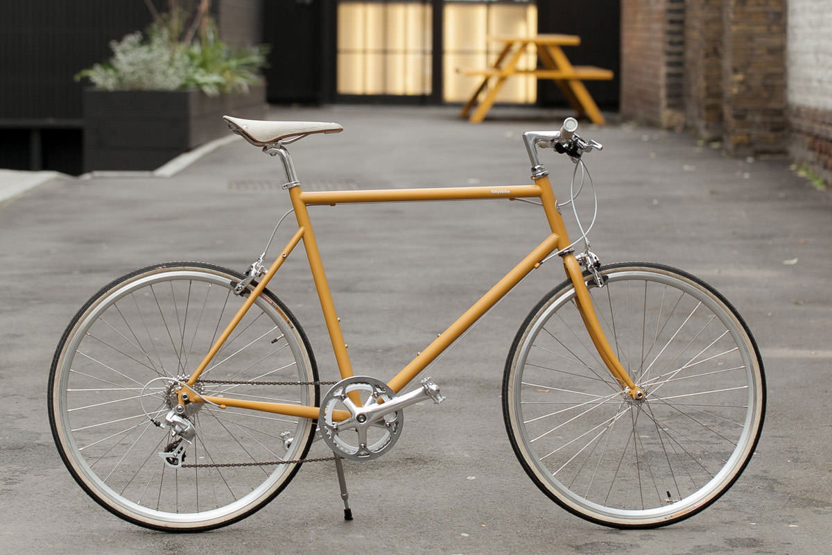 Een geparkeerde fiets in een betonnen vloer voor een huis